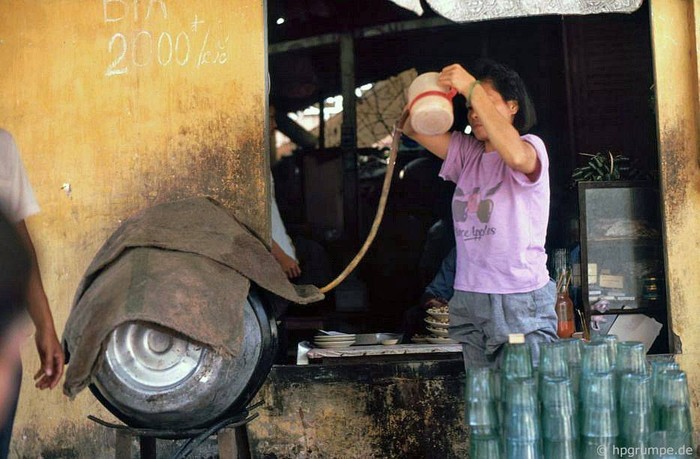 Bia hơi Hà Nội 1992.